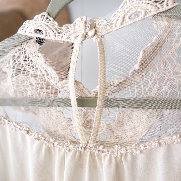 Sheer High Neck Sleeveless Blouse - Picture 4 of 7